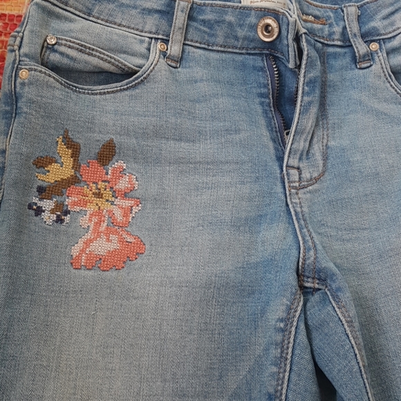 Embroidered Flower Jeans - Picture 7 of 8